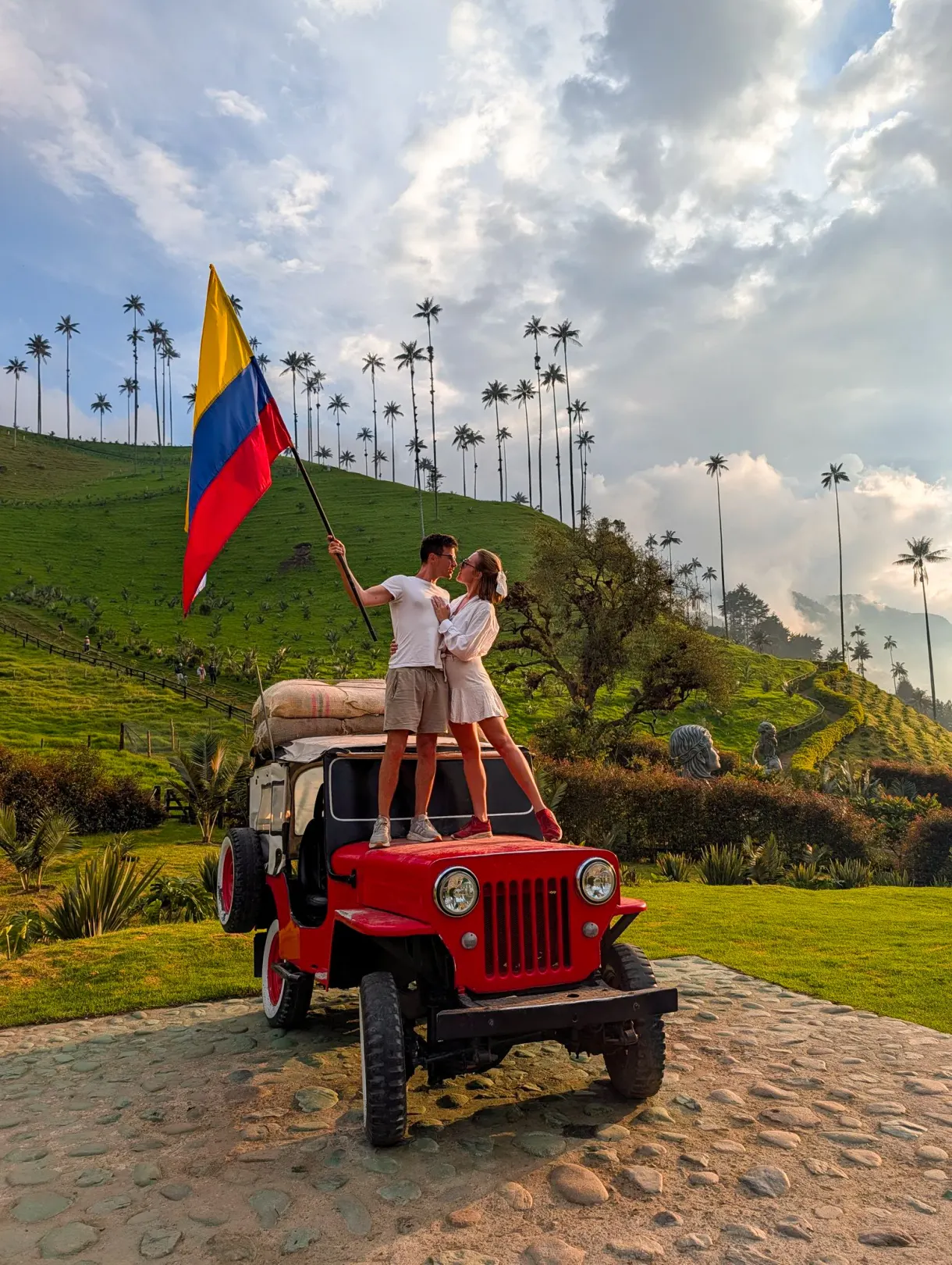 Marie et Romain sur une jeep Willys avec le drapeau colombien dans la vallée de Cocora