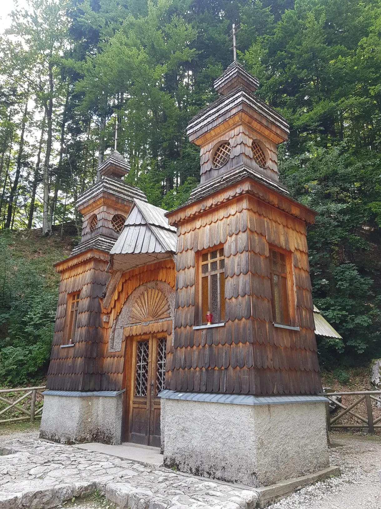 Chapelle russe en bois à deux clochers sous les sapins