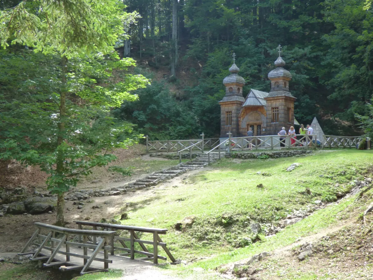 Passerelle de bois menant à la chapelle en sous-bois