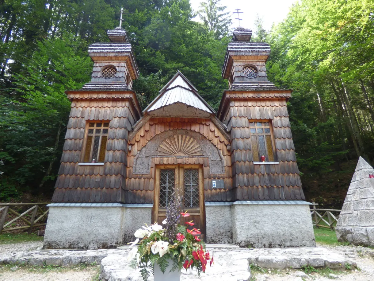 Bouquet de fleurs déposé devant la chapelle en bois