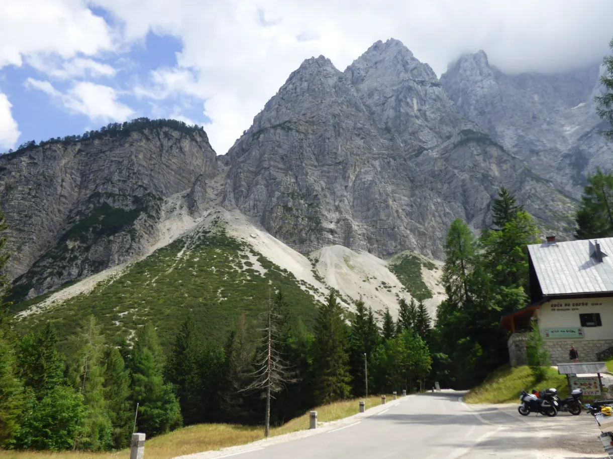 Moto garée au bord de la route face aux sommets déchiquetés