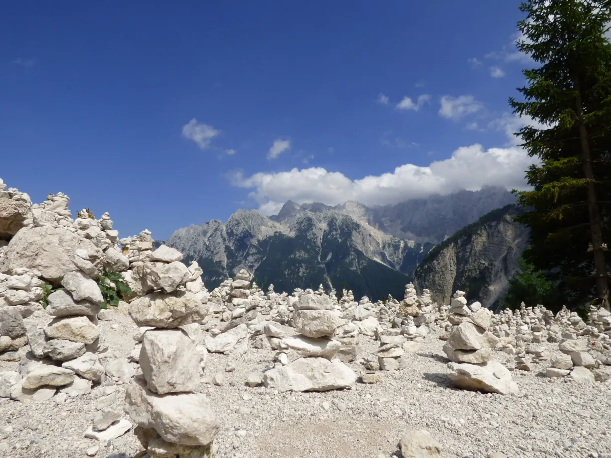 Pierres empilées à perte de vue au sommet du col