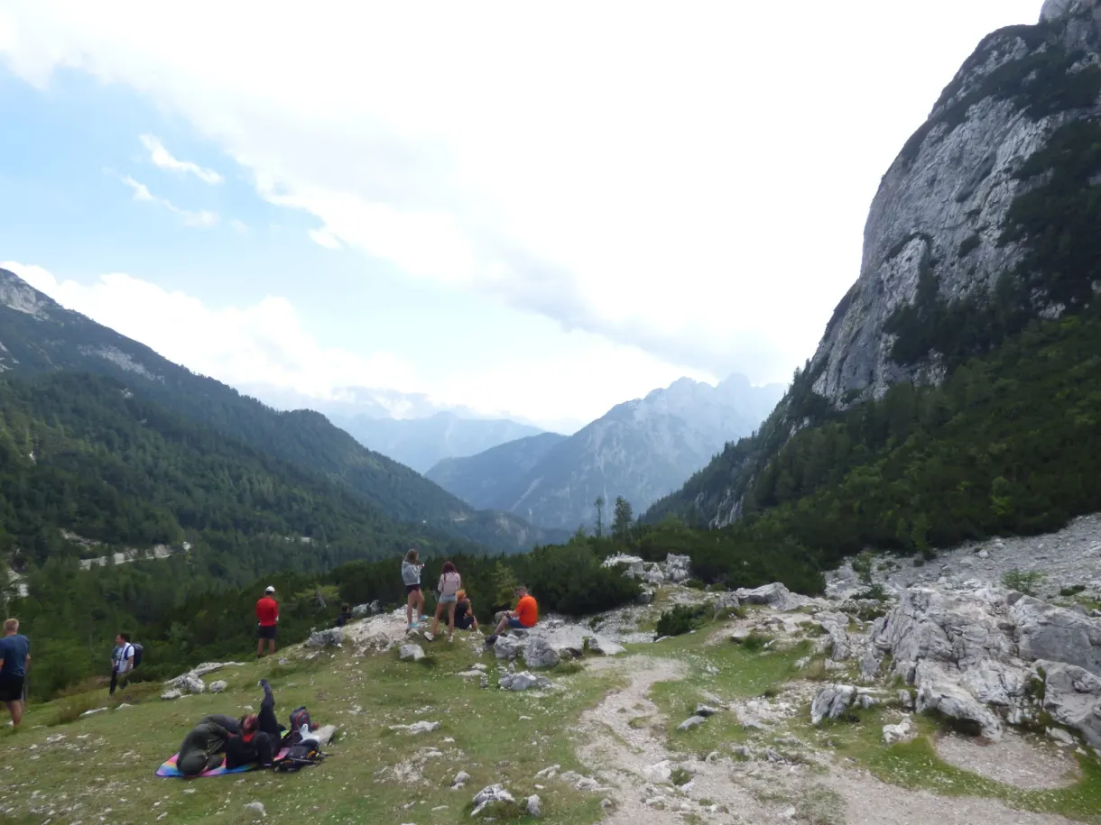 Pic rocheux dominant la vallée boisée depuis le col