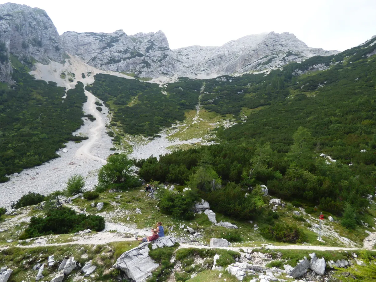 Pierrier descendant vers la vallée depuis les crêtes