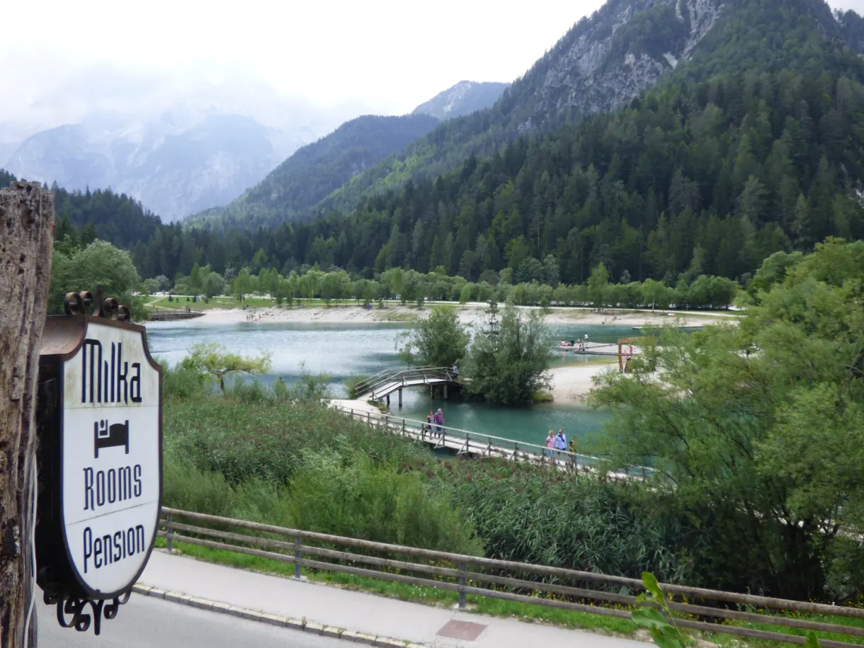 Enseigne en bois d'une pension au bord de la route