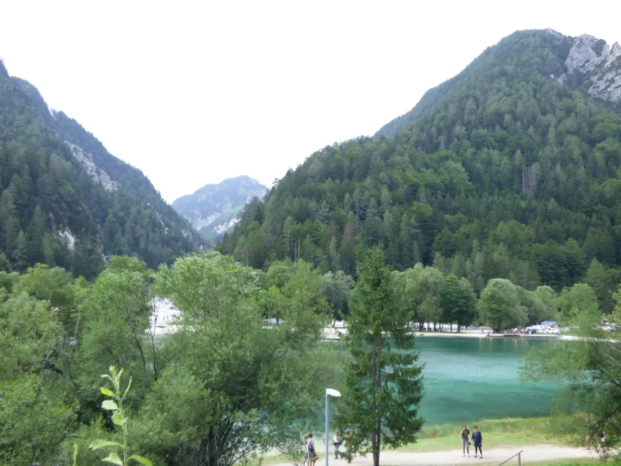 Lac vert émeraude et sa passerelle vus des hauteurs
