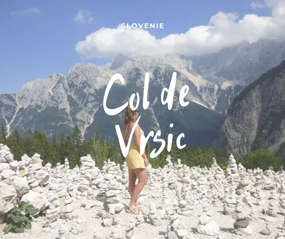 Femme marchant parmi les cairns face aux montagnes