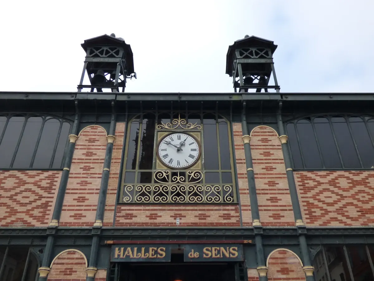 Horloge et ferronneries de la façade des halles de Sens