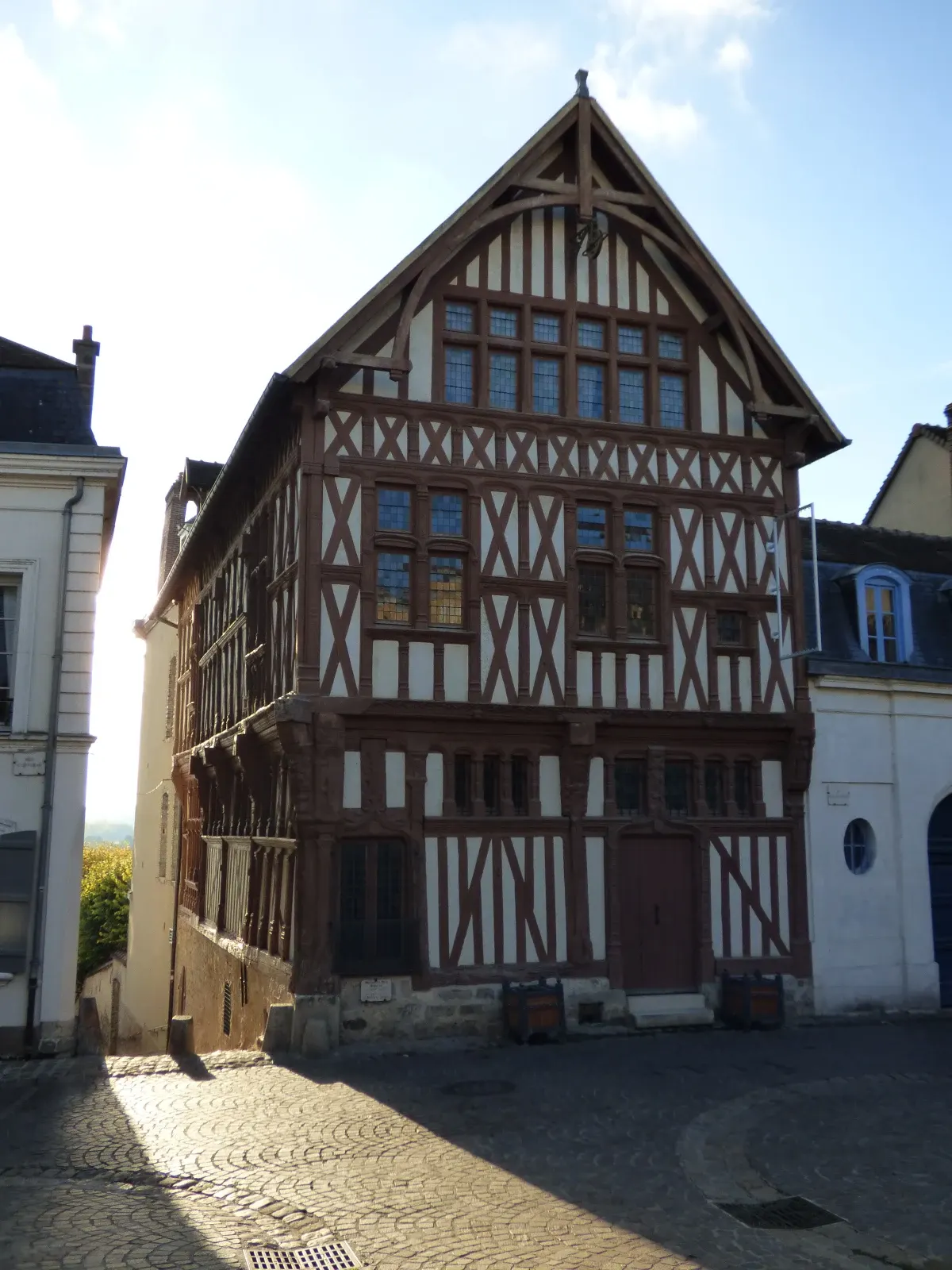 Maison à colombages à l'angle d'une rue de Joigny