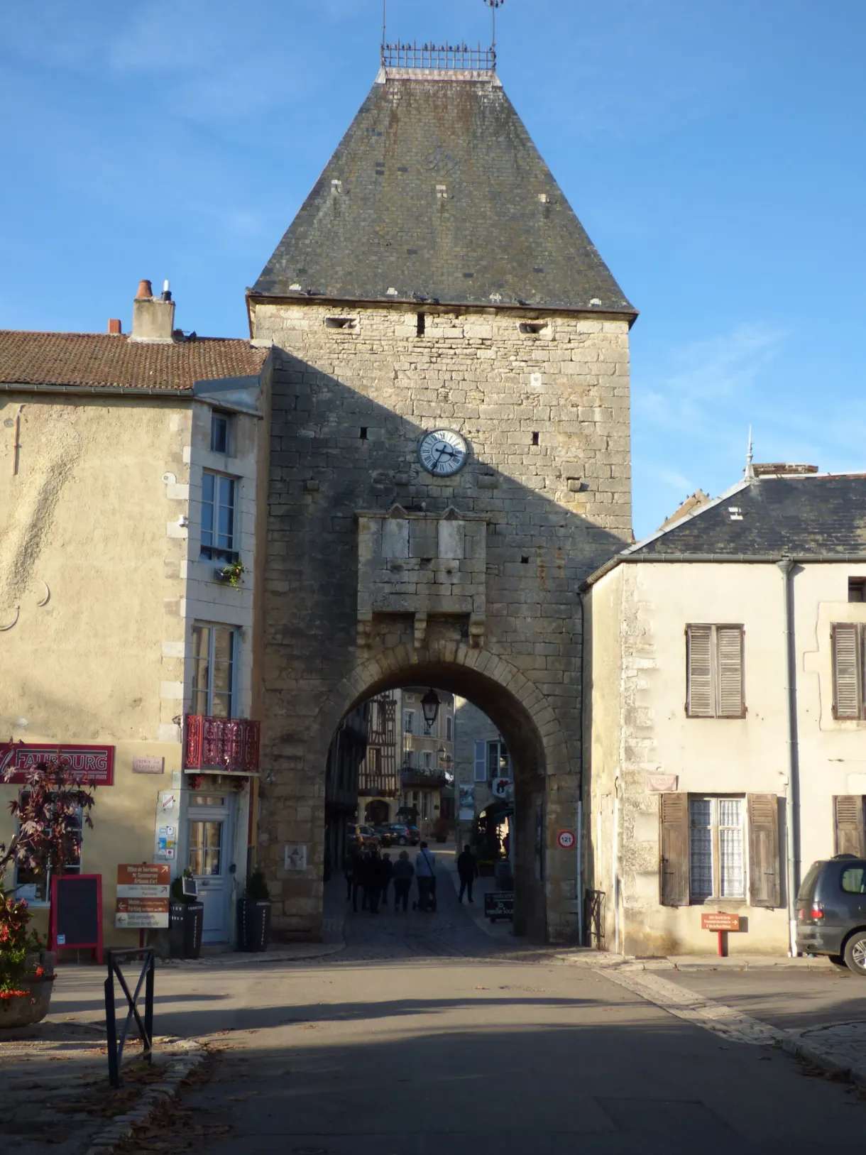 Porte fortifiée et tour de l'horloge à l'entrée du bourg