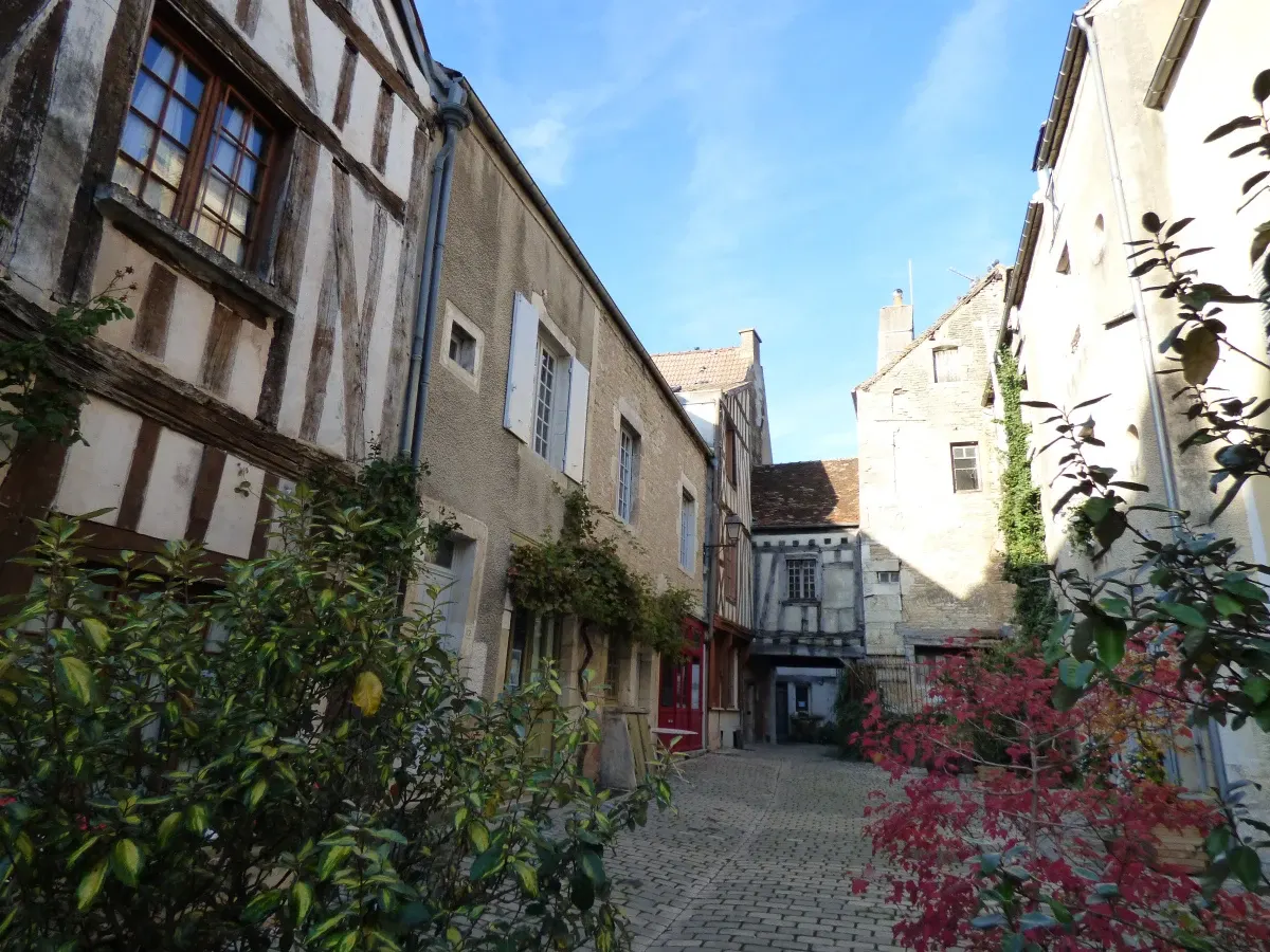 Ruelle pavée bordée de maisons à pans de bois