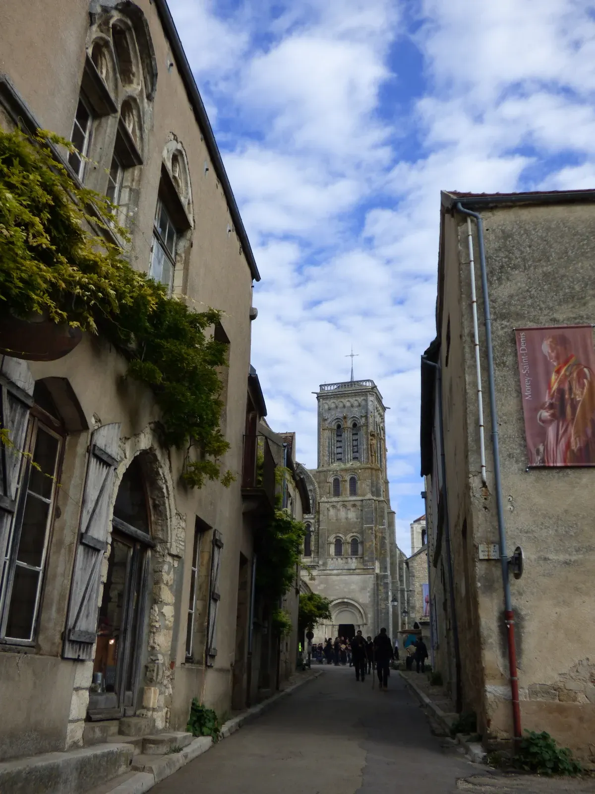 Ruelle de Vézelay montant vers la basilique