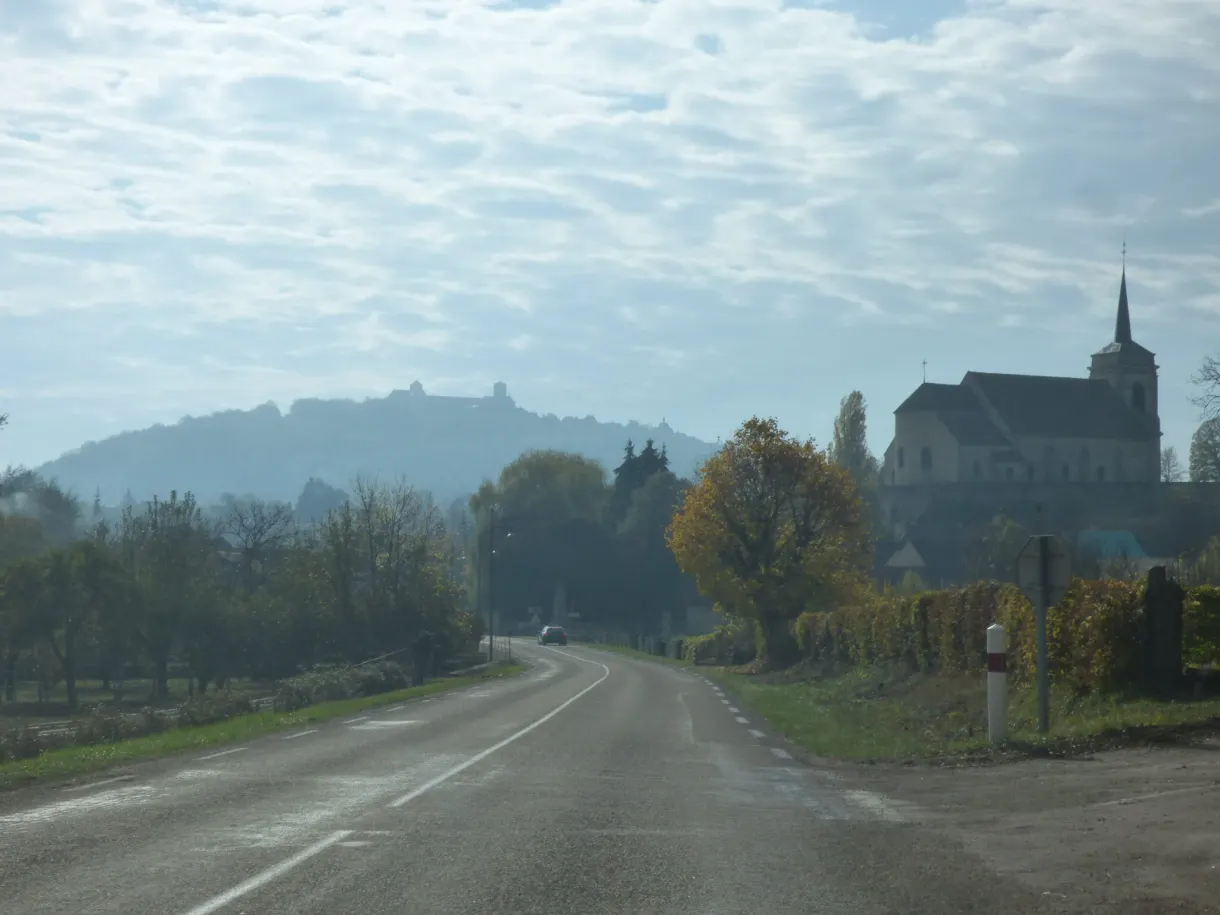 Route de campagne filant vers la colline de Vézelay