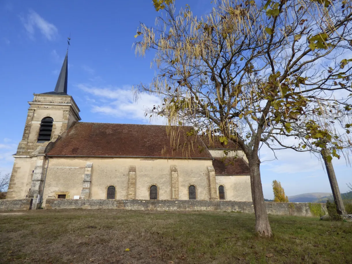 Petite église romane isolée au milieu d'un pré