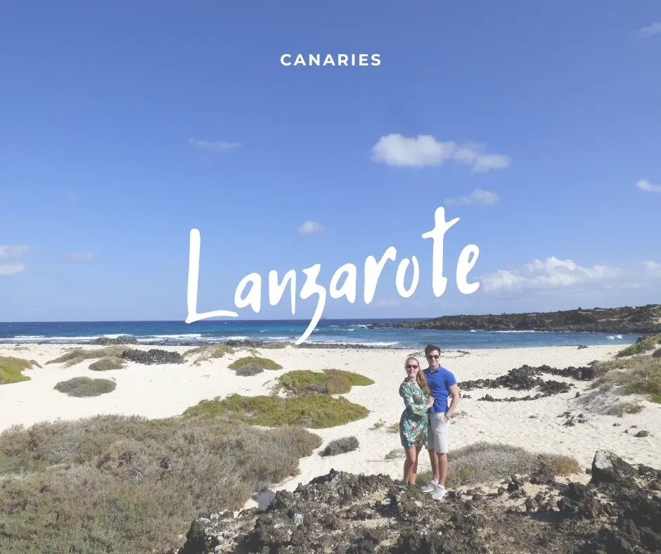 Couple sur une plage de sable blanc et roche noire, titre Lanzarote