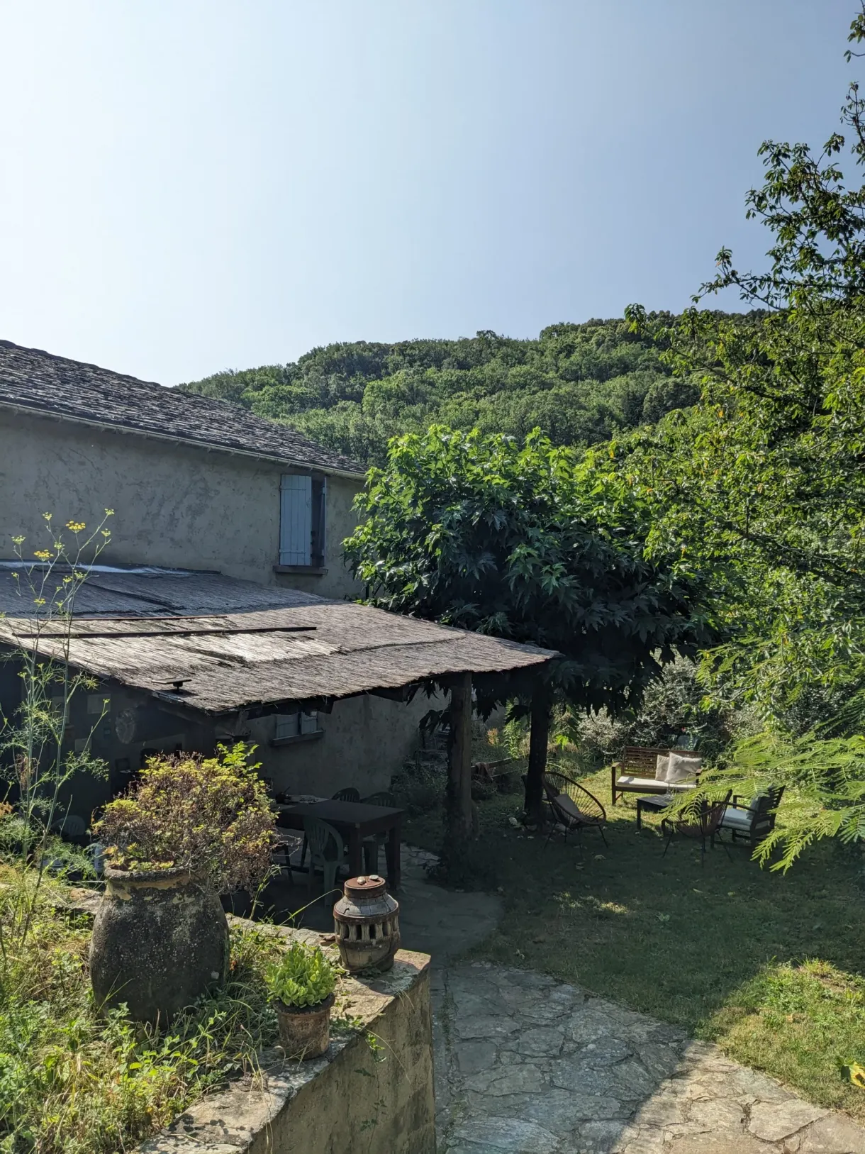 Maison de pierre et son jardin en terrasses dans la verdure
