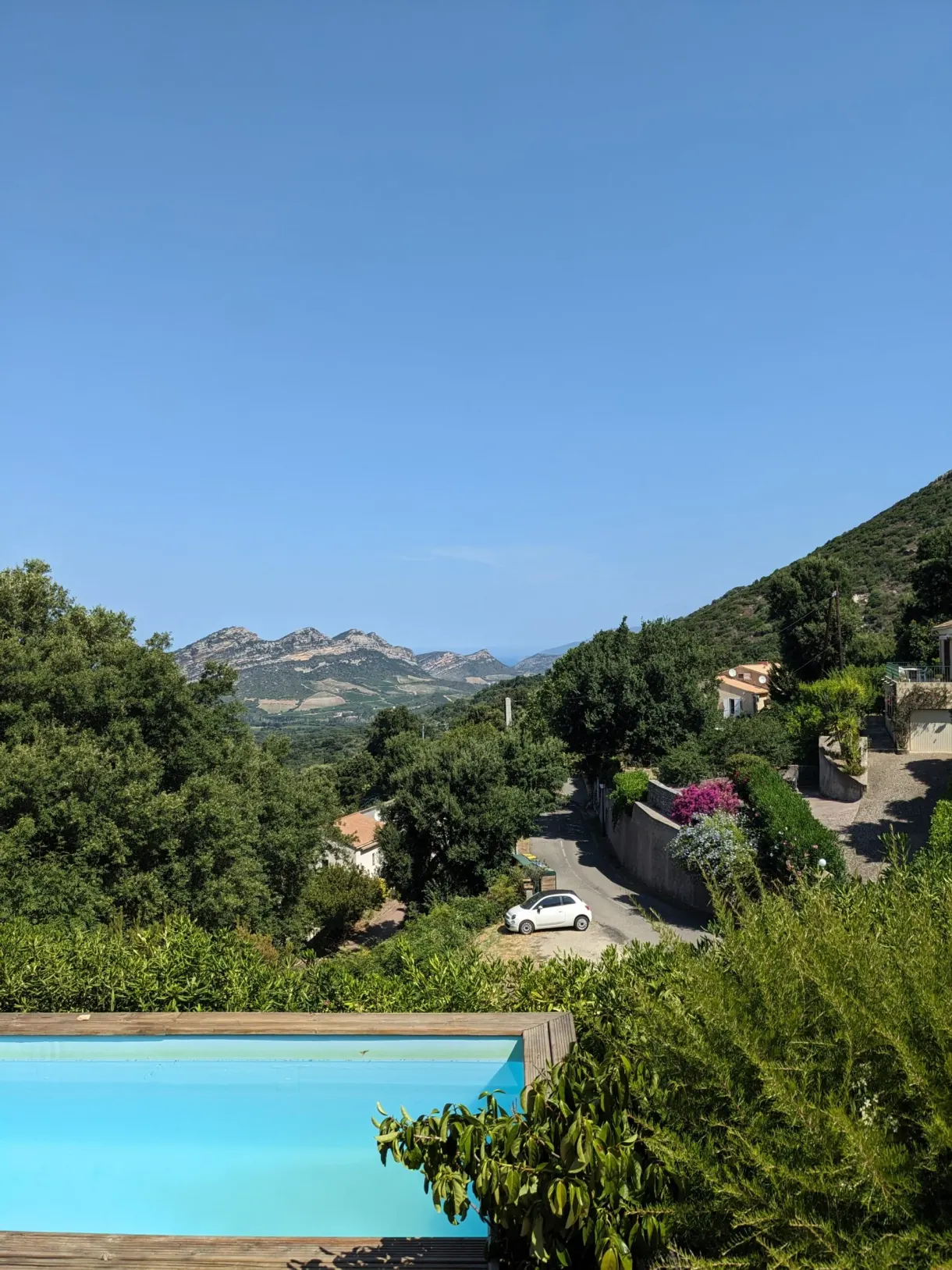 Piscine bleue surplombant les collines du Nebbio