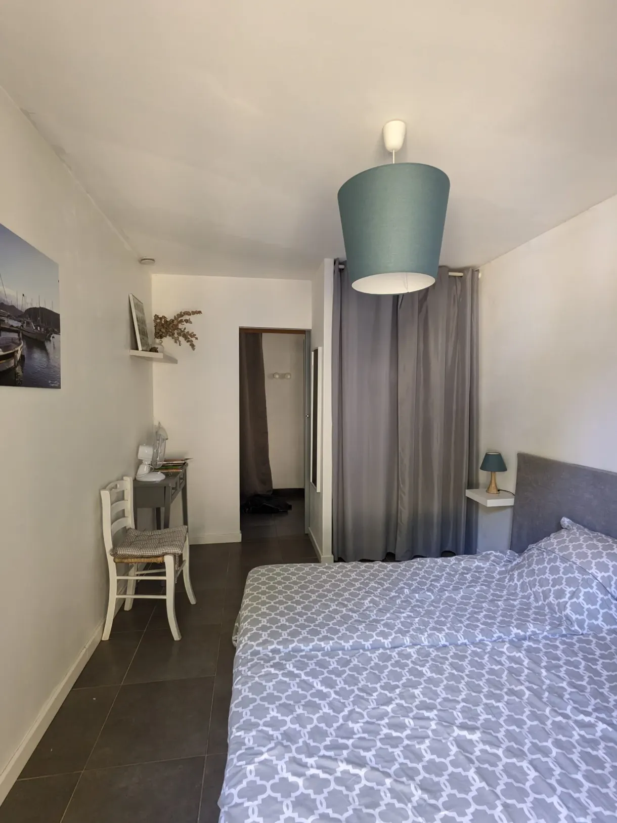 Chambre blanche et sa suspension au-dessus du lit