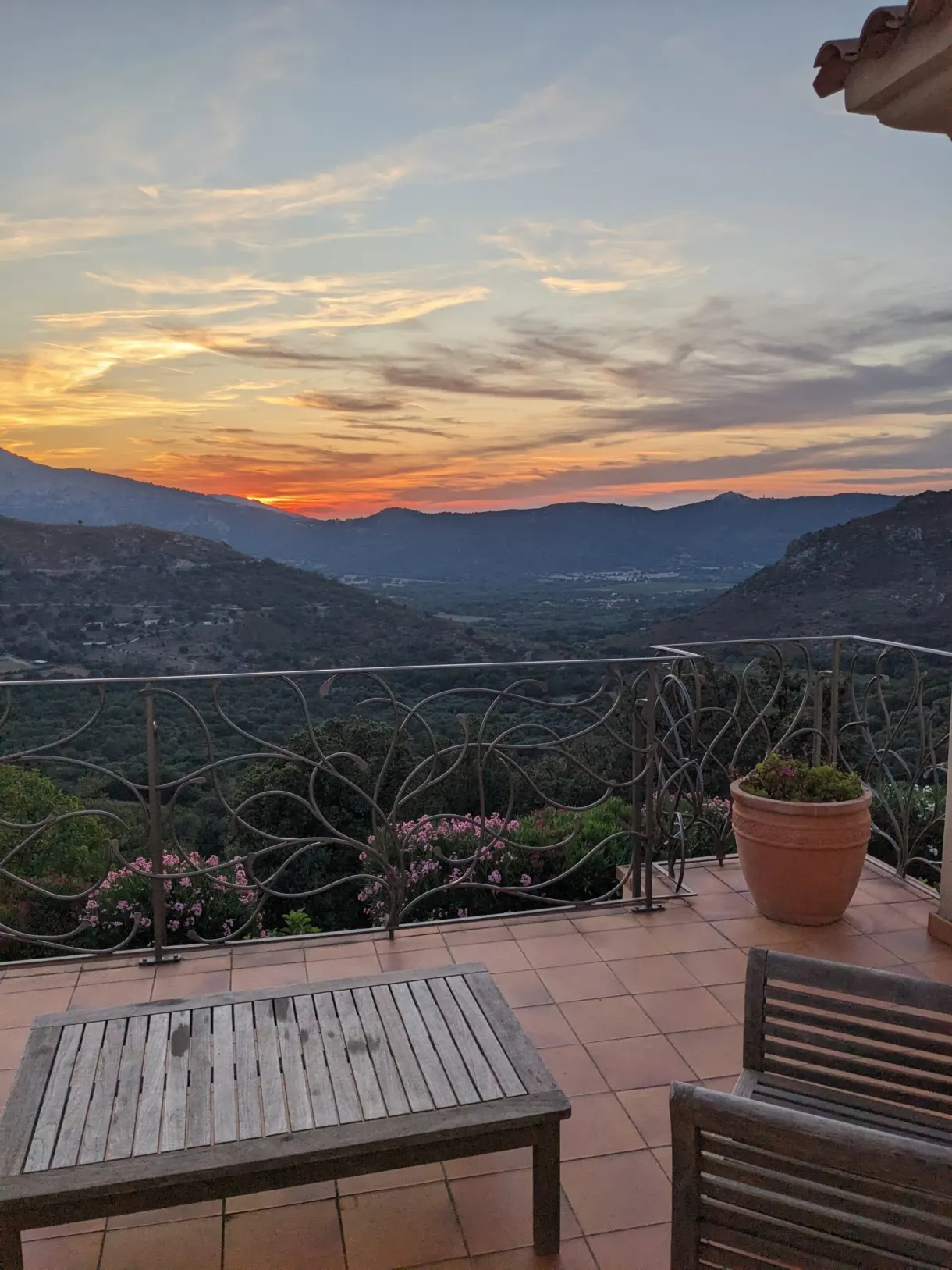Coucher de soleil orangé vu depuis la terrasse de la maison
