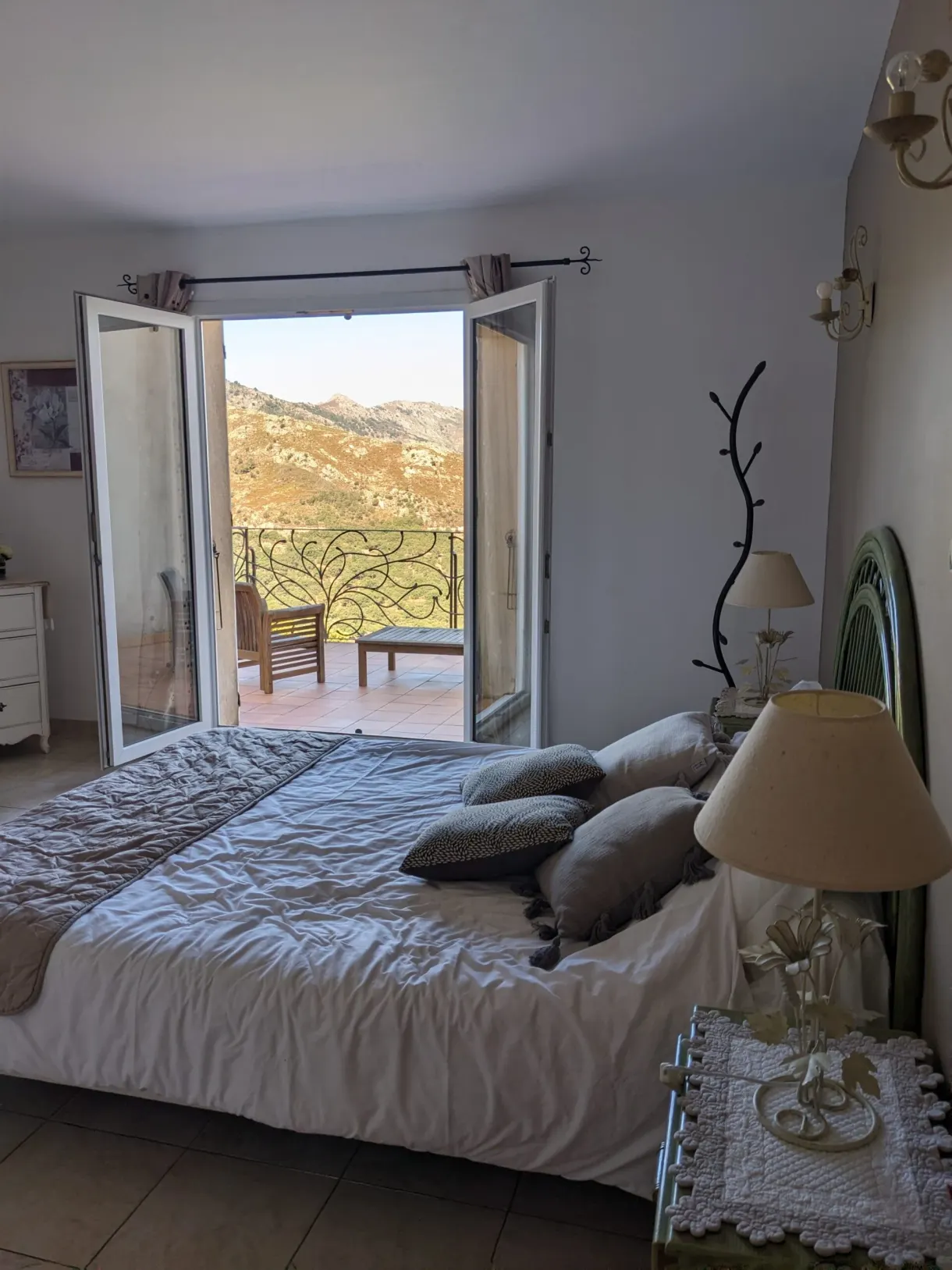 Portes-fenêtres de la chambre ouvertes sur les crêtes