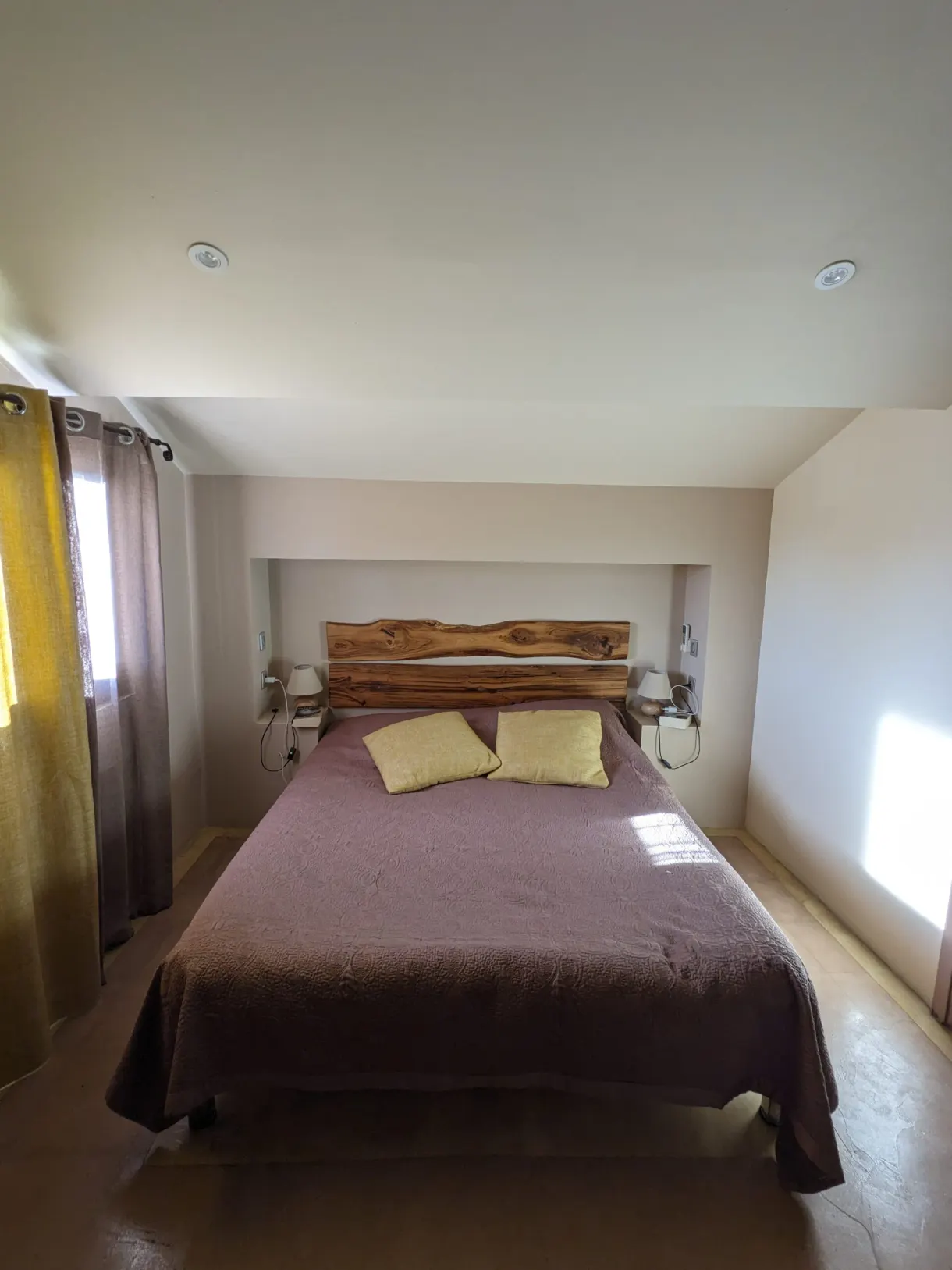 Chambre sobre et sa tête de lit en bois brut