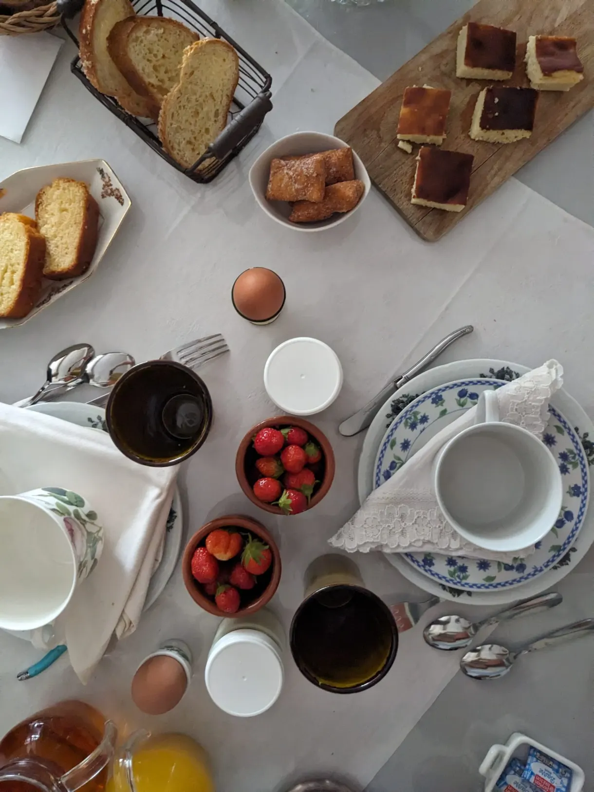 Table du petit-déjeuner vue de haut, fraises et confitures