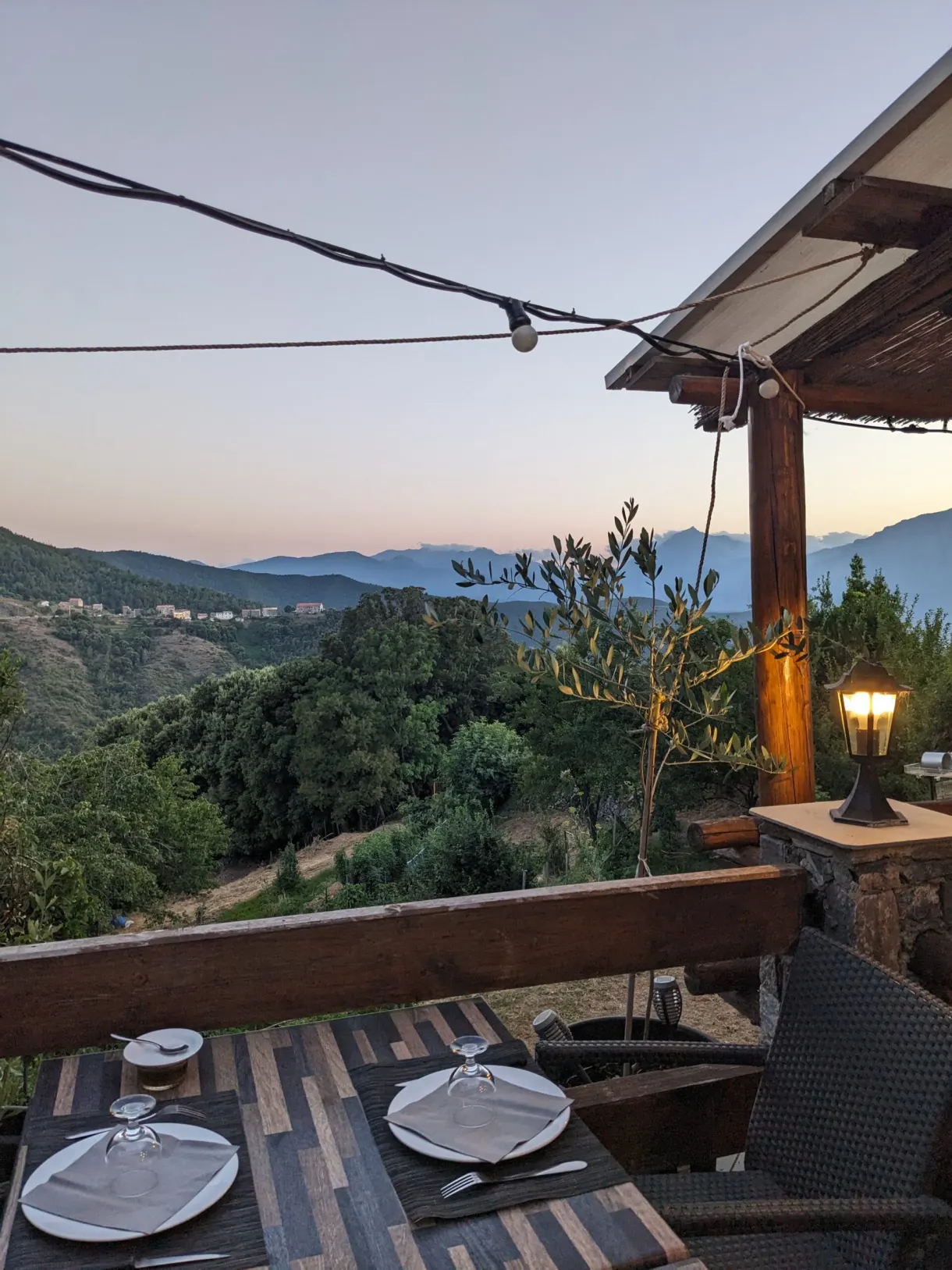 Table dressée sur une terrasse de restaurant au crépuscule