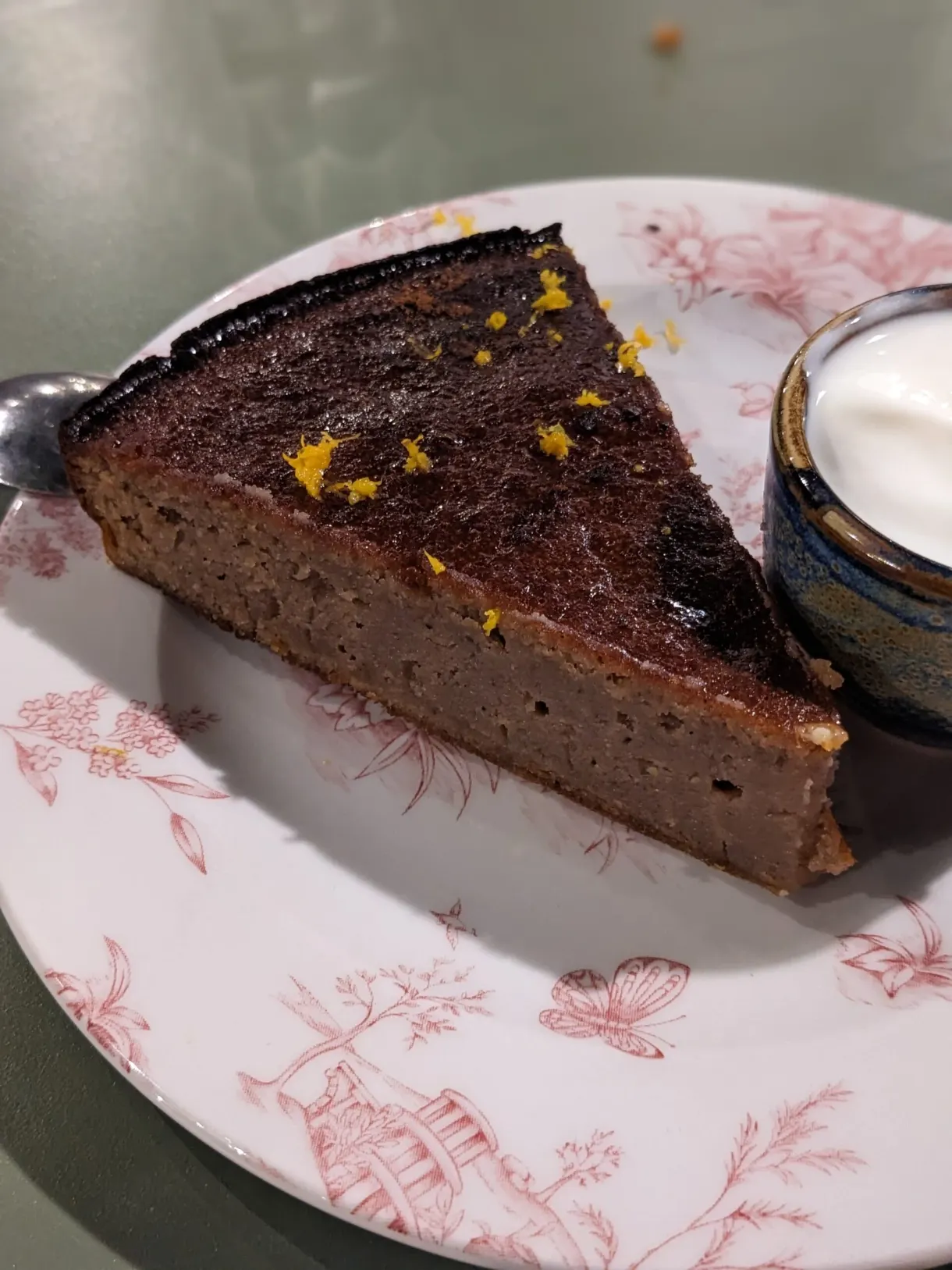 Part de gâteau fondant au chocolat et zestes d'agrume