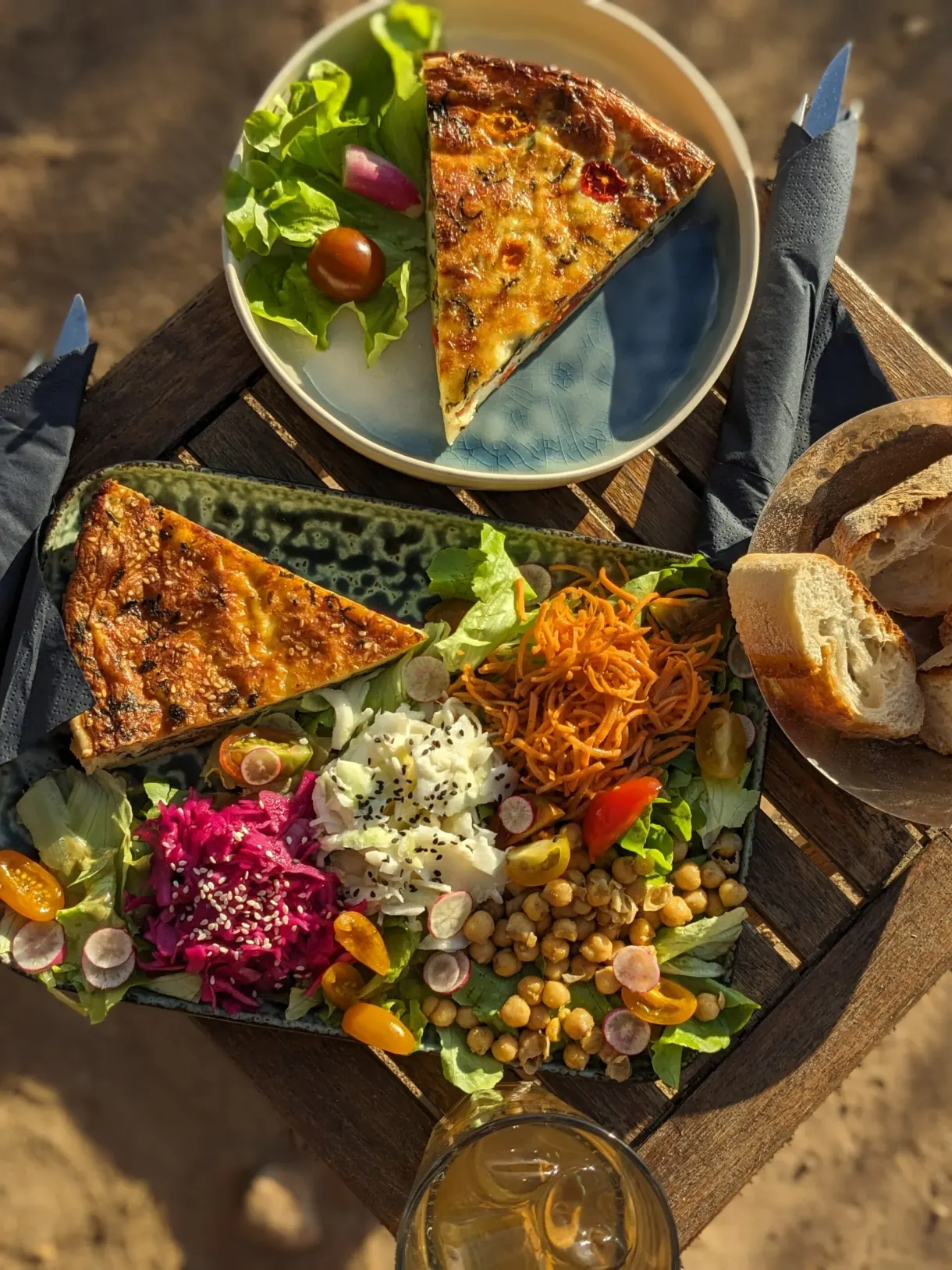 Plateau de tartes salées, crudités et pain à partager