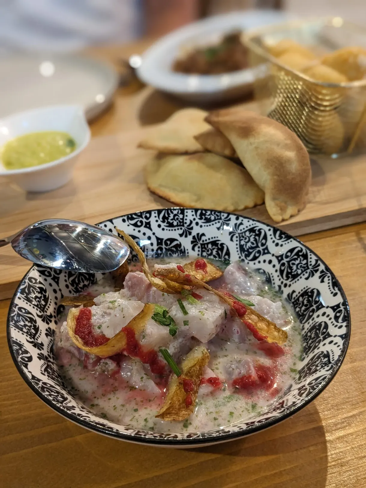 Poisson mariné en fines tranches et beignets dorés