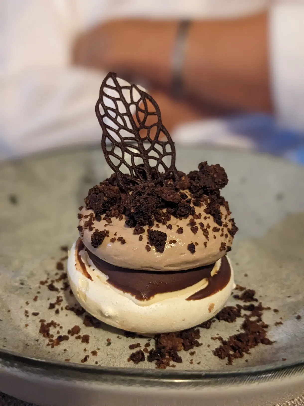 Dessert glacé au chocolat coiffé d'une dentelle de cacao