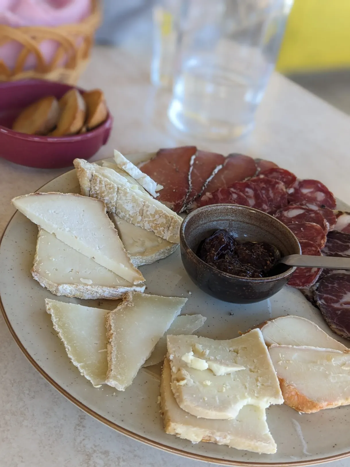 Planche de fromages corses, charcuterie et confiture de figue