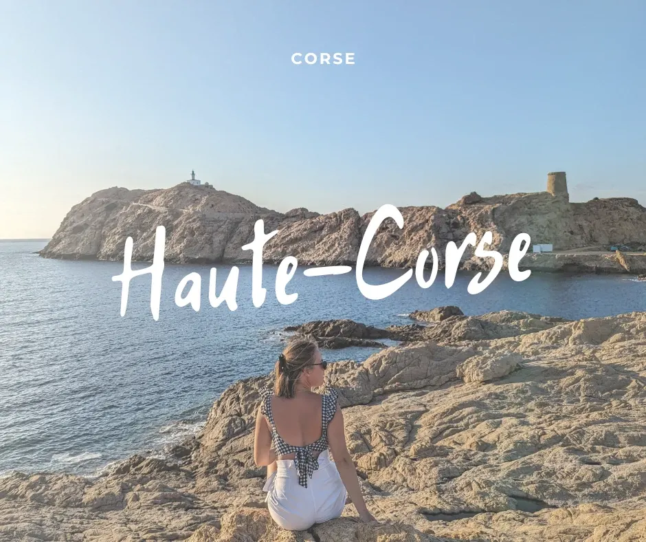 Femme assise sur les rochers face à un îlot et sa tour génoise