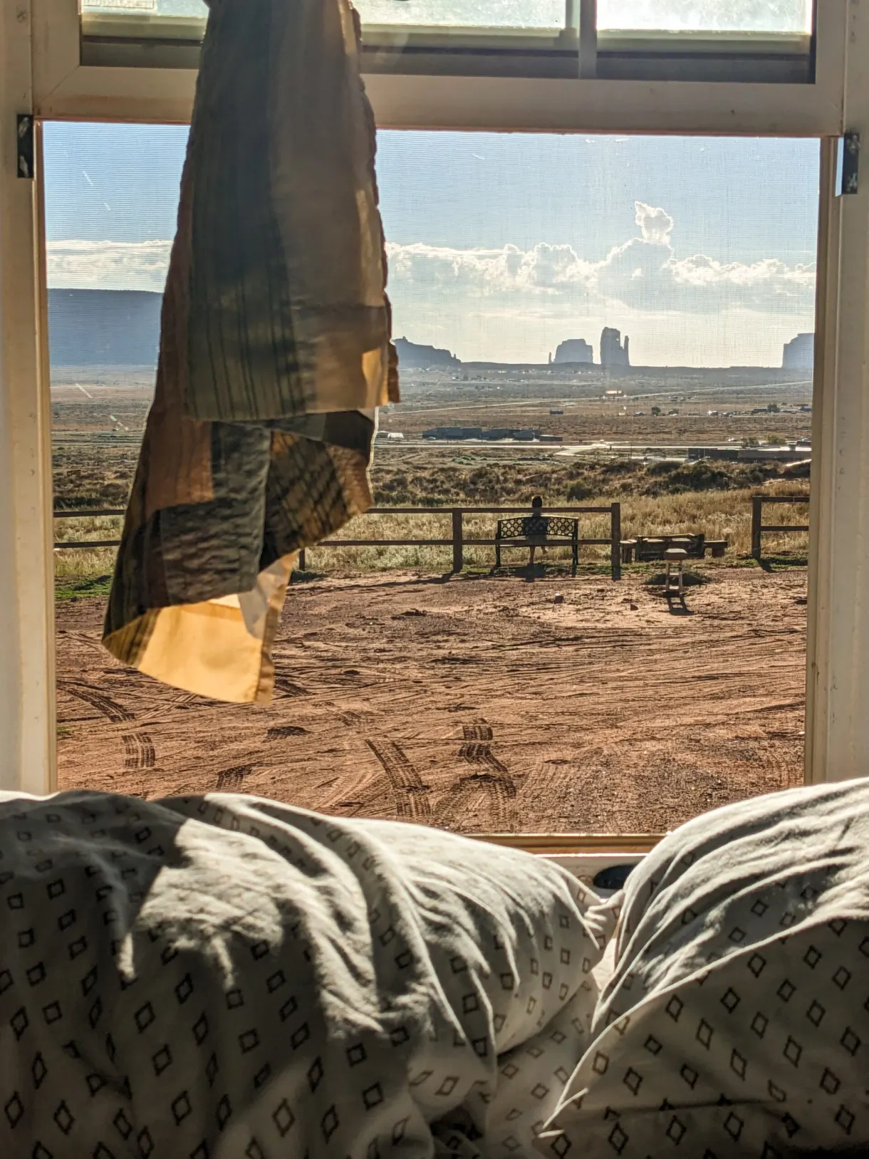 Depuis le lit, fenêtre ouverte sur les buttes du désert
