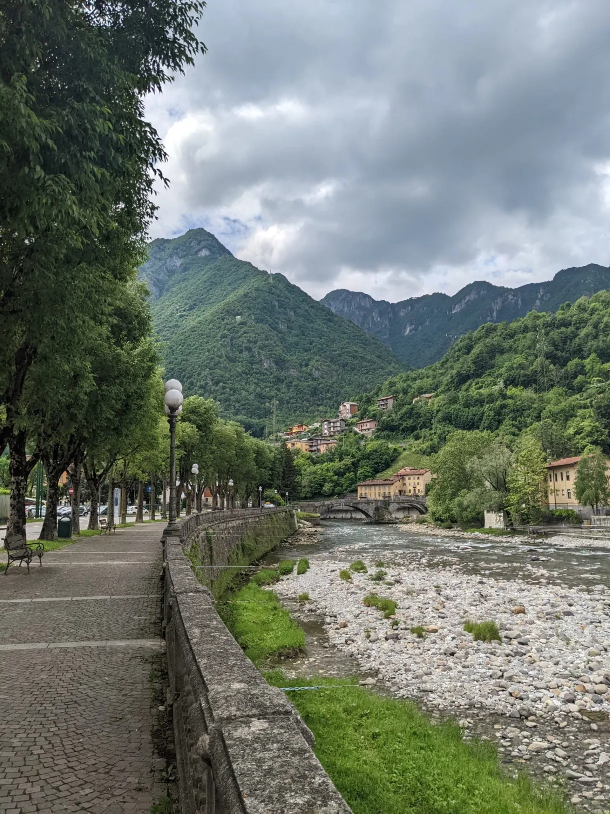 Promenade ombragée longeant le lit caillouteux de la rivière