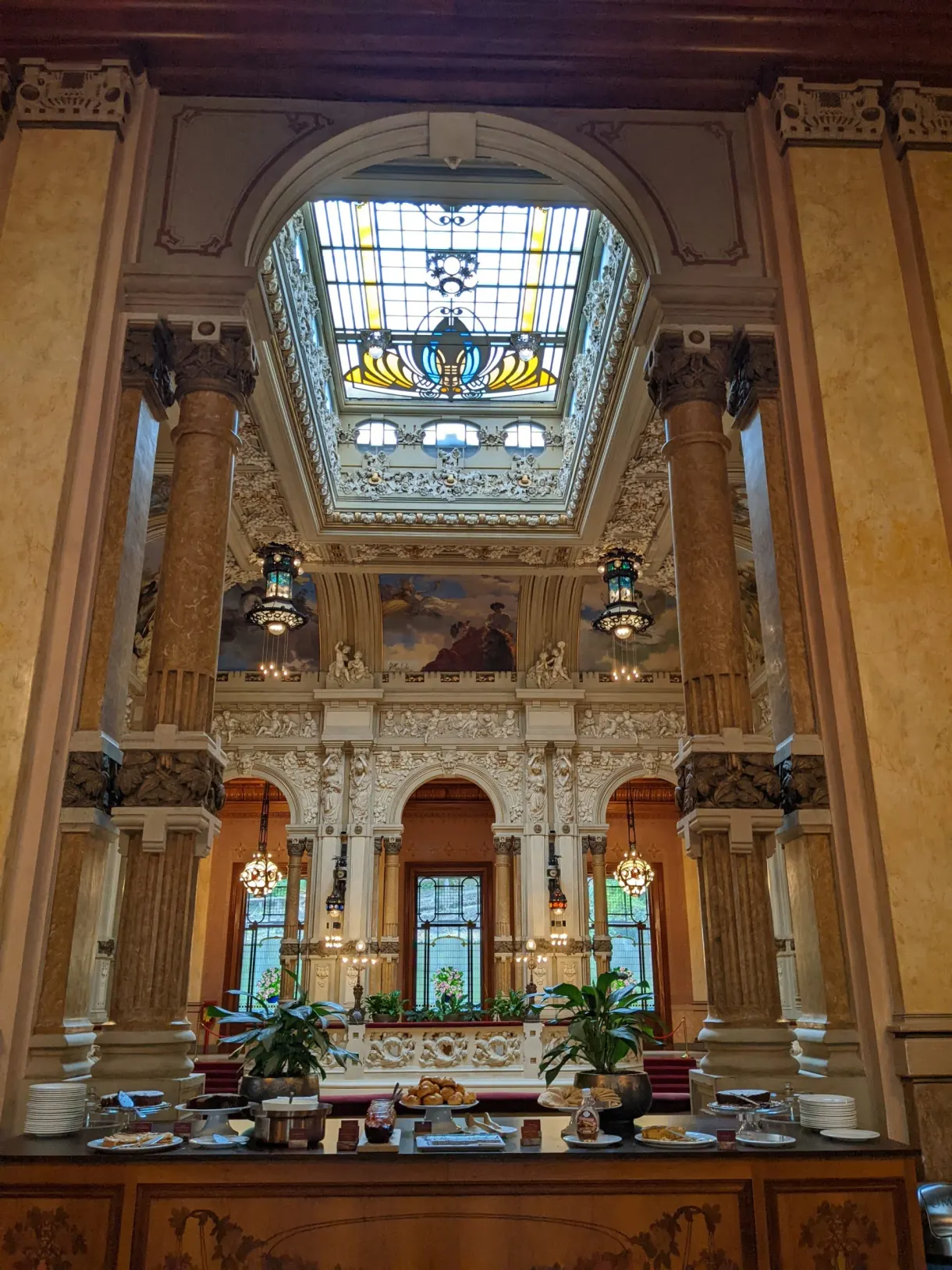 Verrière colorée dominant une salle décorée Art nouveau