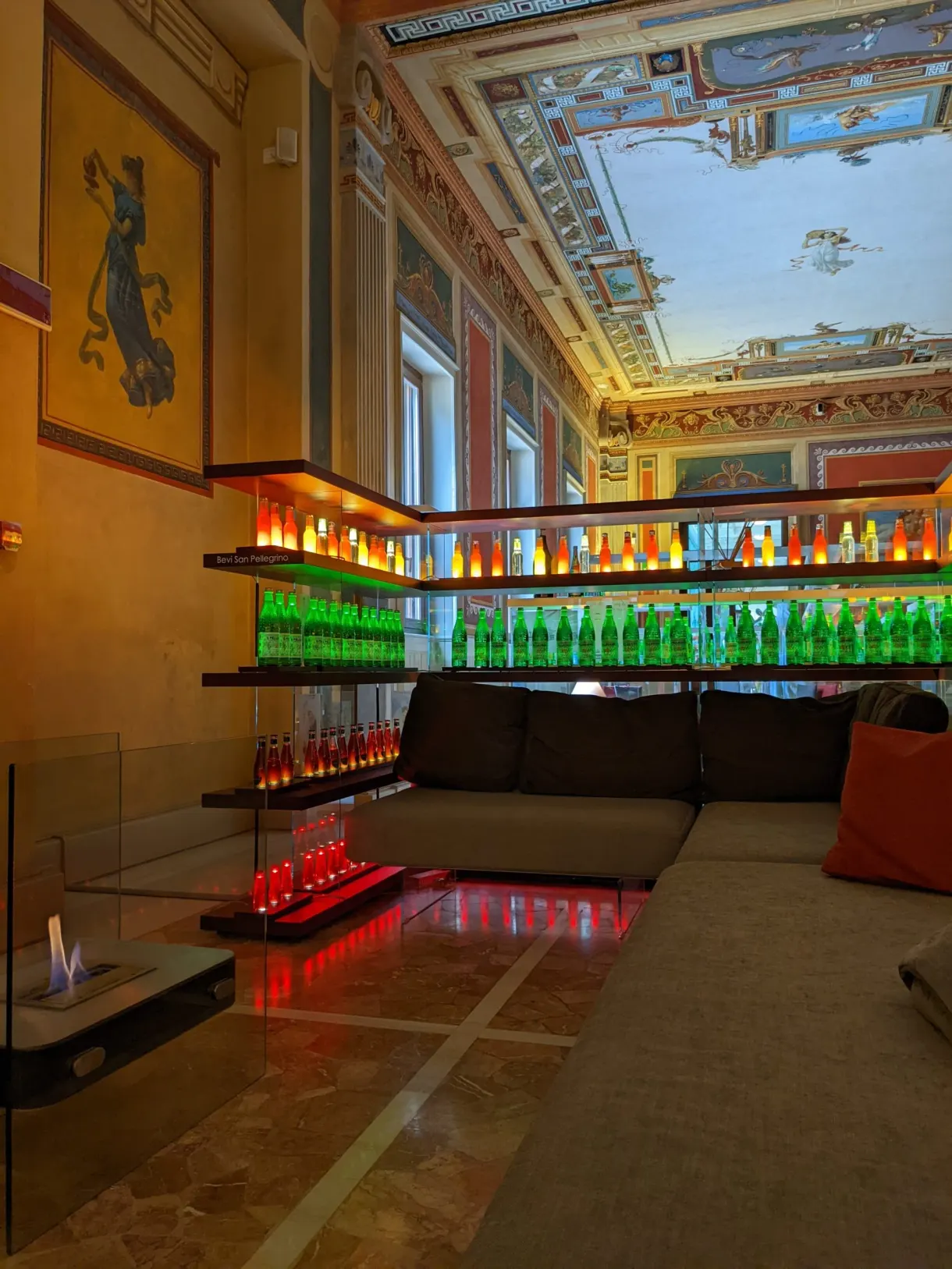 Banquettes basses et étagères lumineuses vertes et rouges