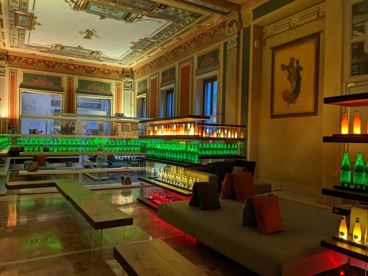 Salle dorée aux coussins rouges et bougeoirs allumés