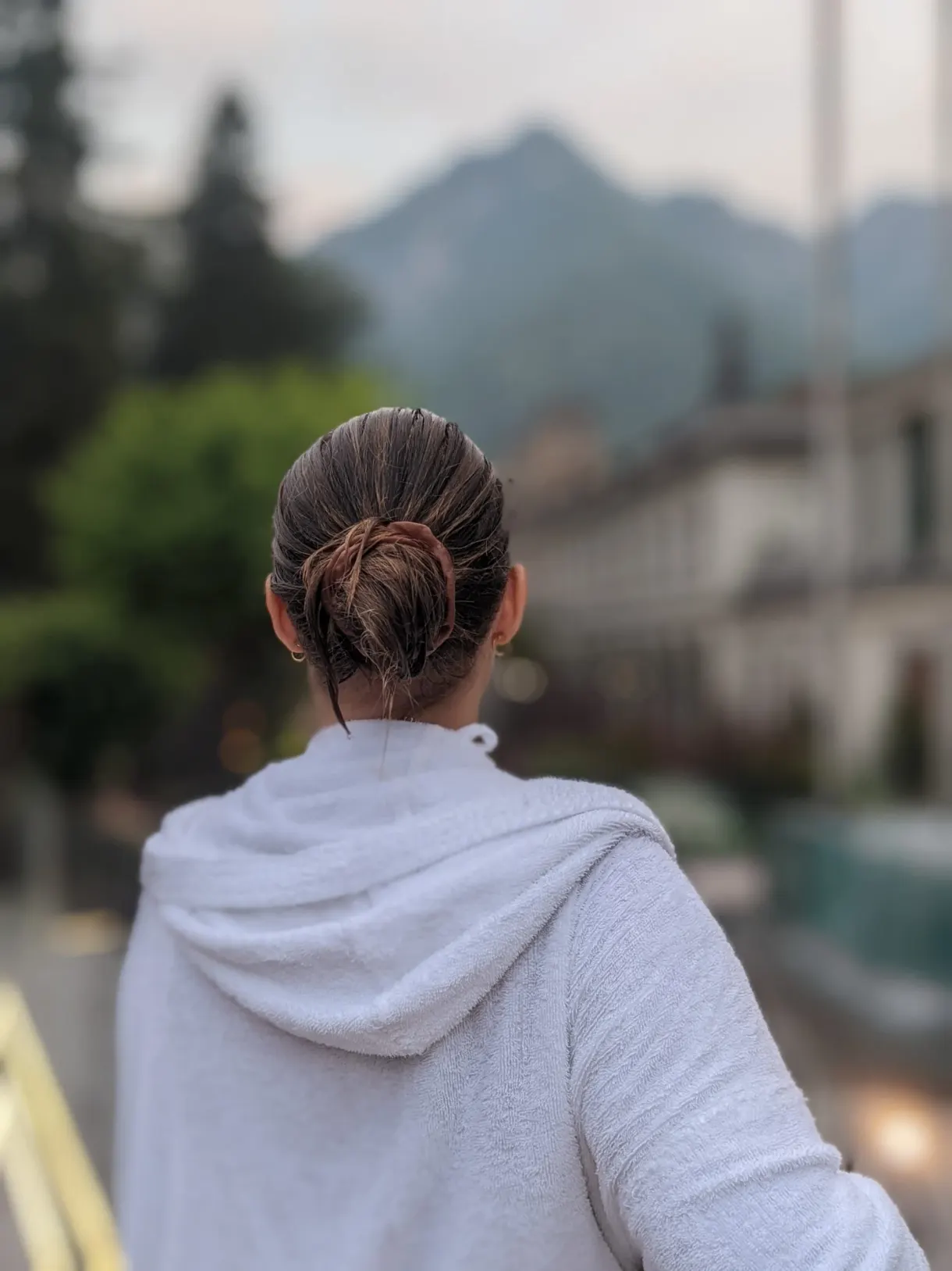 Femme de dos en peignoir blanc, cheveux relevés
