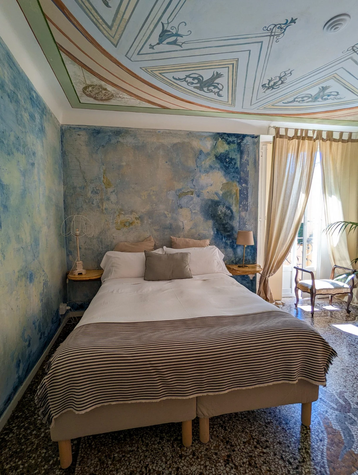 chambre de charme bleue dans un palazzo à gênes en italie