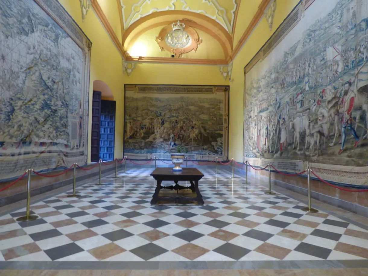 Salle aux azulejos et sol en damier noir et blanc