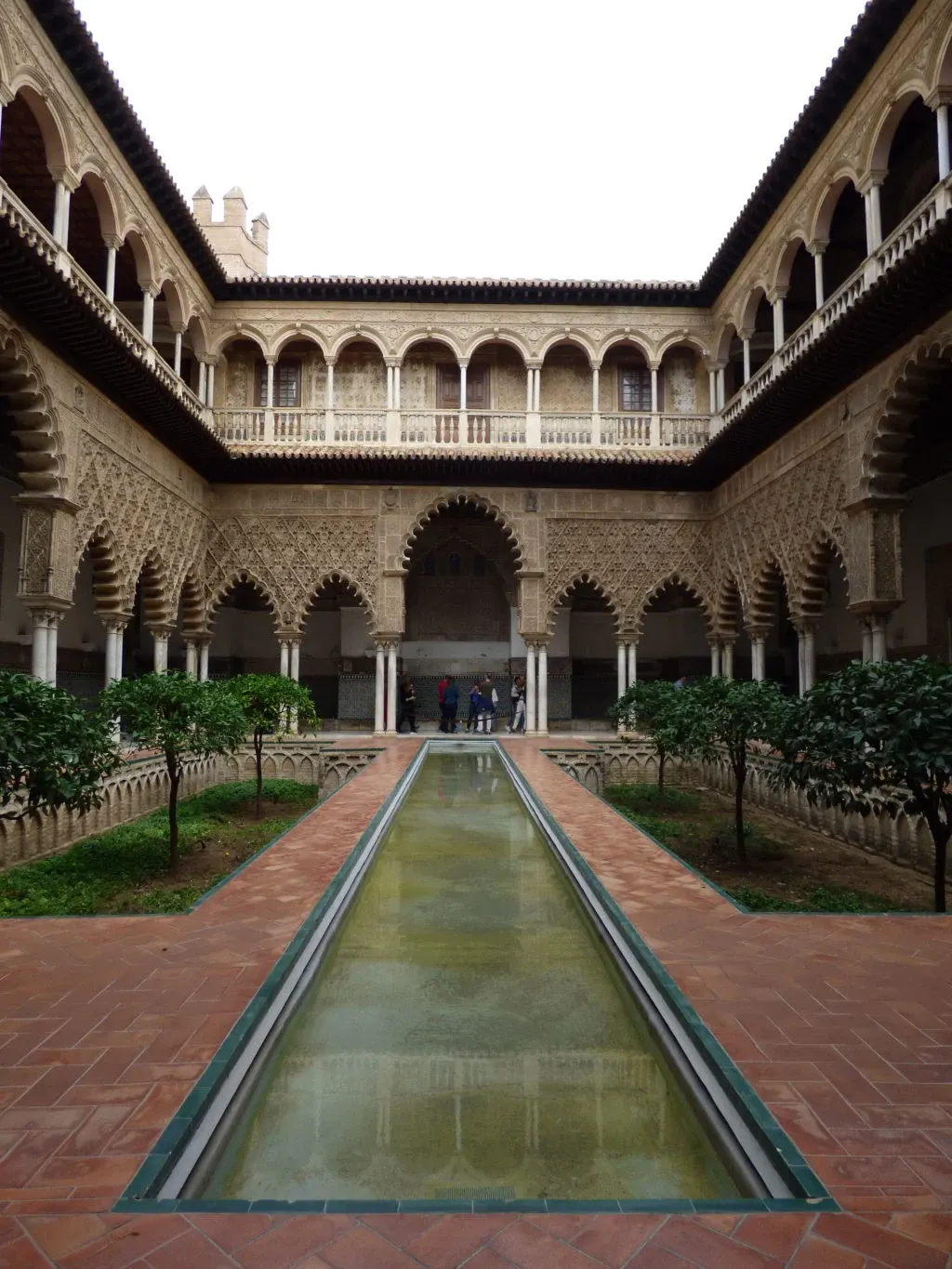 Bassin étroit au centre du patio aux arcades ciselées