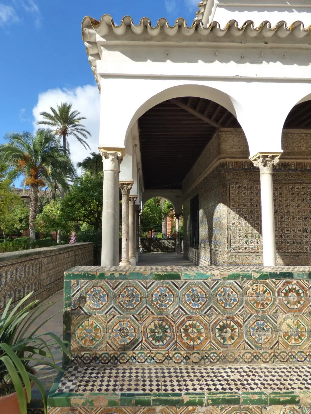 Pavillon blanc à arcades et banc de céramique verte