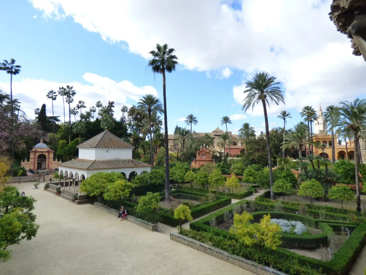 Pavillon aux tuiles rondes au milieu de parterres géométriques