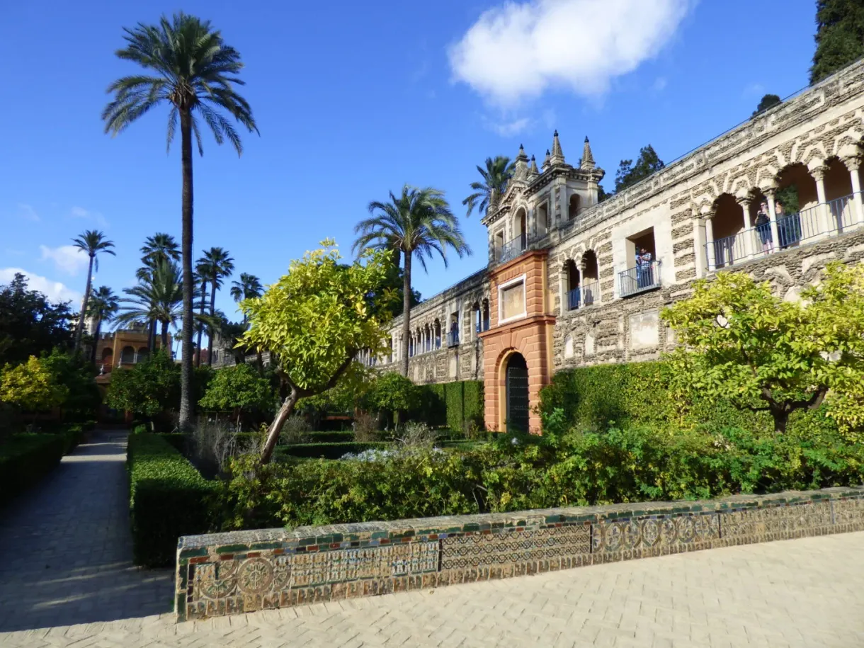 Allée bordée de bancs d'azulejos longeant la façade du palais