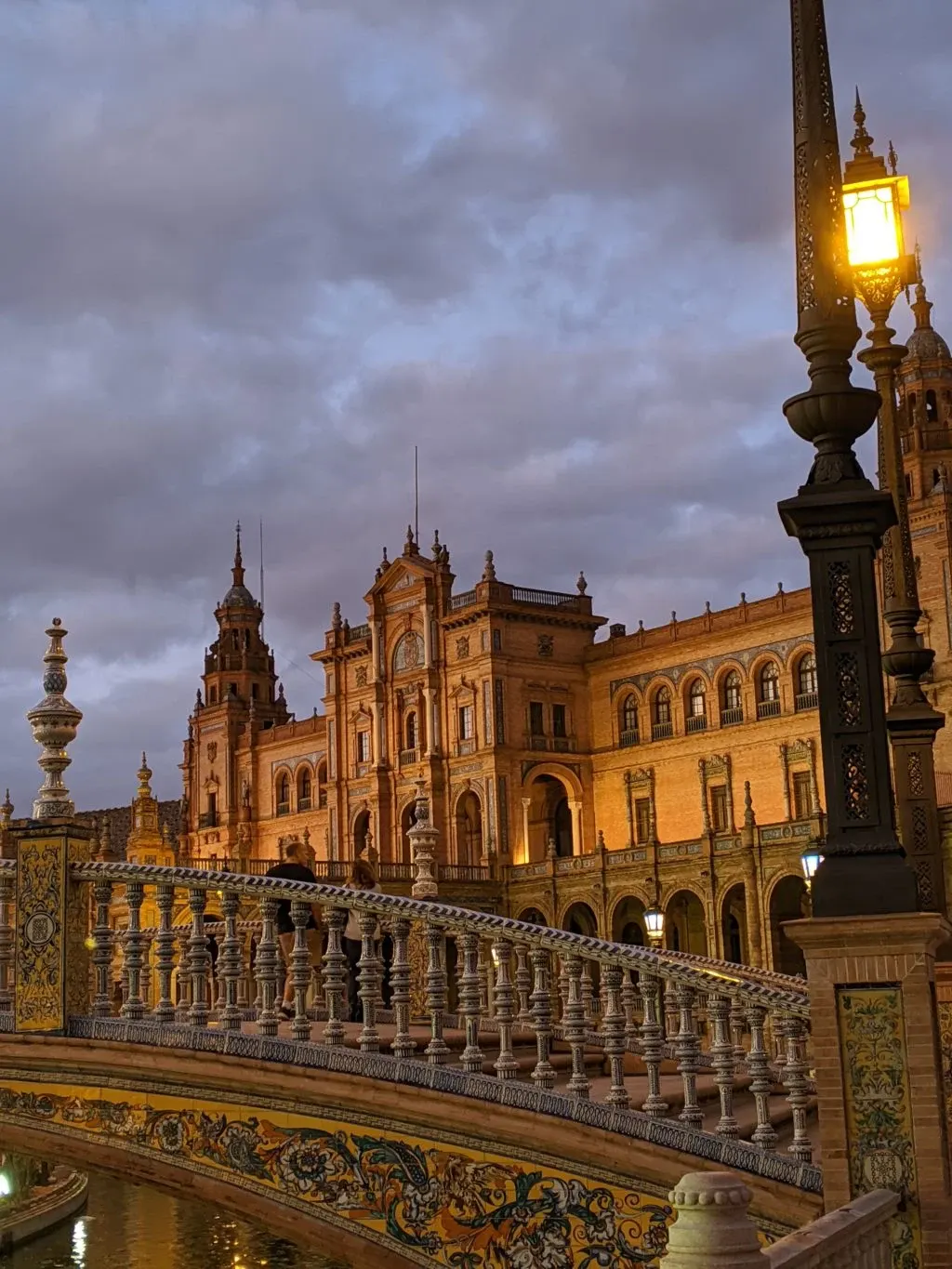 Balustrade de céramique et lampadaire allumé au crépuscule