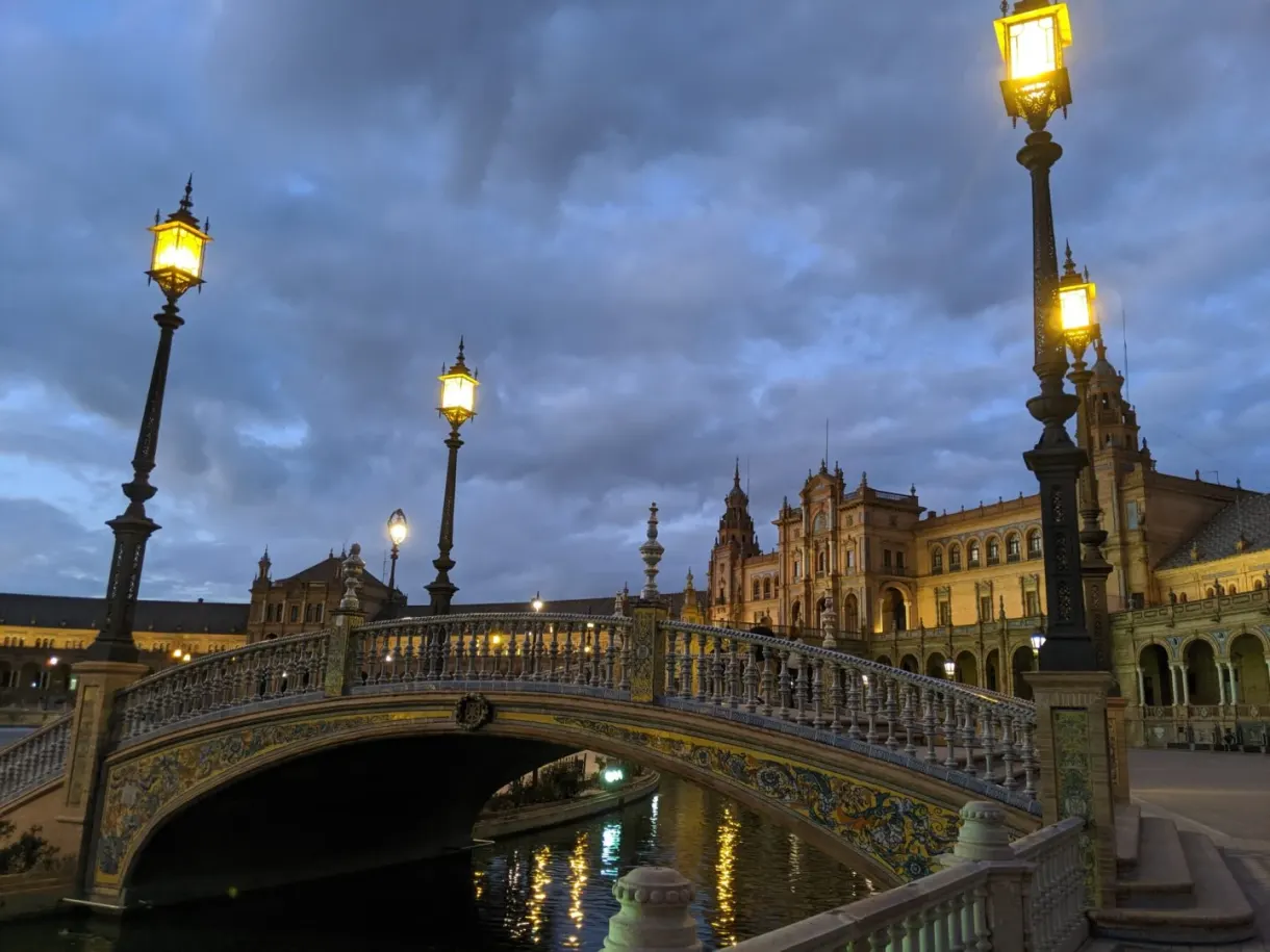 Pont de céramique et lampadaires allumés à la nuit tombante