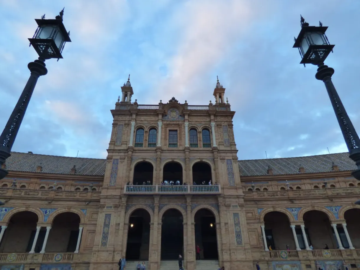 Corps central du palais encadré par deux hauts lampadaires