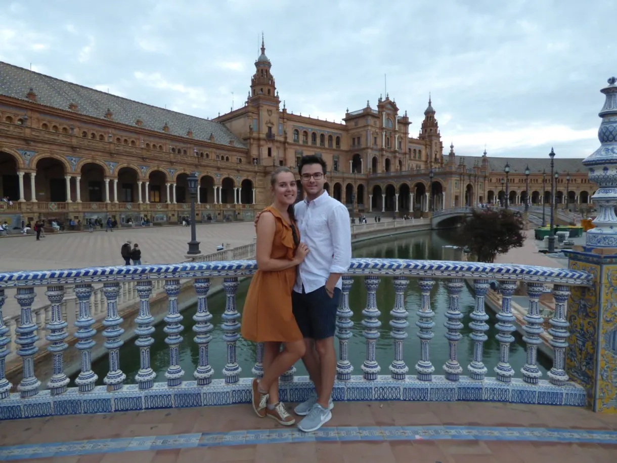 Couple enlacé sur la balustrade de faïence au-dessus du canal