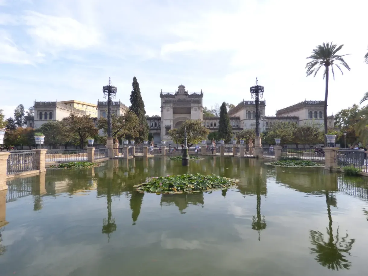 Pavillon mudéjar reflété dans un étang couvert de nénuphars